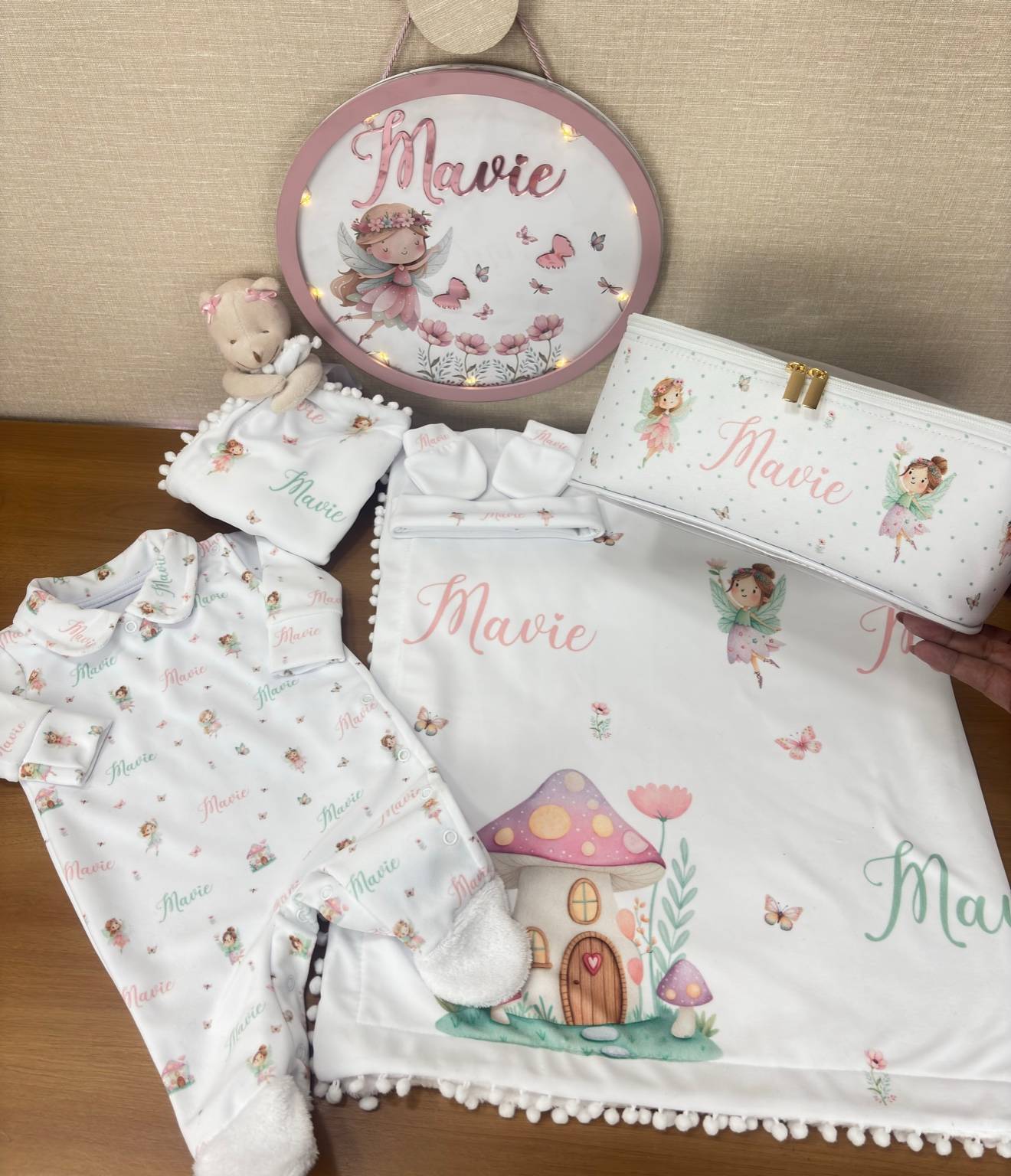 Saída Maternidade para menina na Malinha e Placa – Personalizada com Amor e Exclusividade (cópia)