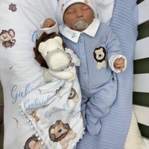 Kit Maternidade Personalizado RN – Macacão Jardineira, Casaquinho e Enxoval Completo